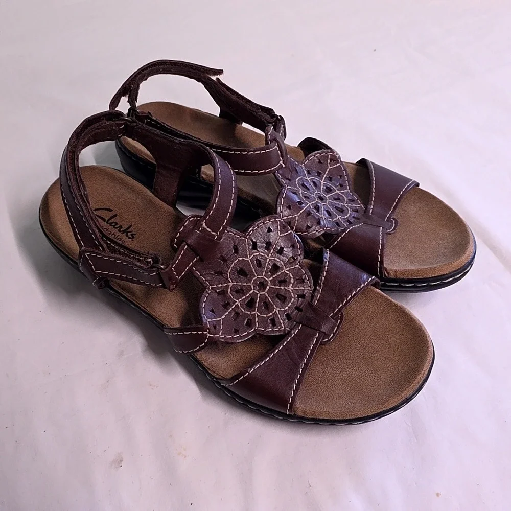 Clarks Sandals Womens 9M Brown Leather Bendables Floral Cutout